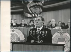 1979 Bp., Leonyid Iljics Brezsnyev (1906-1982) beszédet mond, feliratozott MTI sajtófotó, 13×17,5 cm