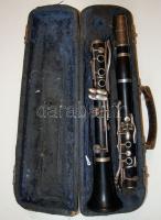Amati alsó F-es B klarinét ezüstözött kupakkal és billentyűkkel, keménytokban