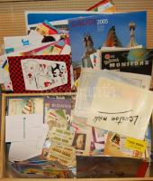 Egy bőrönd vegyes papírrégiség: levelek, képeslap, reklám, jelvények. Érdemes megnézni!