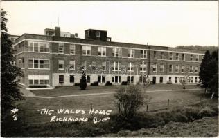 1974 Richmond (Quebec), The Wales Home - modern photo postcard