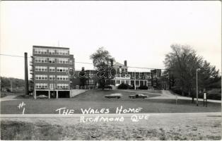 Richmond (Quebec), The Wales Home, automobiles - modern photo postcard