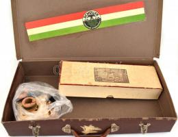 Régi Schüller reklám karton koffer, rajta hiányos hotelcímkékkel. Benne cérnákkal, részben eredeti d...