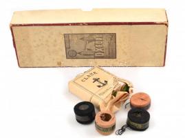 Régi Schüller reklám karton koffer, rajta hiányos hotelcímkékkel. Benne cérnákkal, részben eredeti d...