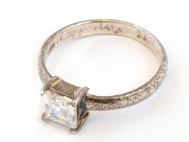 Ezüst(Ag) soliter köves gyűrű, jelzett, méret: 54, bruttó: 2,1 g