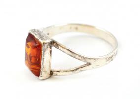 Ezüst(Ag) borostyánnal díszített gyűrű, jelzett, méret: 51, bruttó: 1,6 g