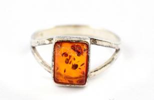 Ezüst(Ag) borostyánnal díszített gyűrű, jelzett, méret: 51, bruttó: 1,6 g