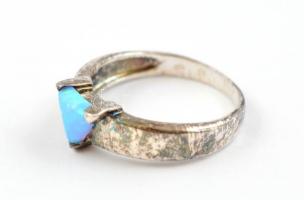 Ezüst(Ag) gyűrű szintetikus kővel, jelzett, méret: 50, bruttó: 2,1 g