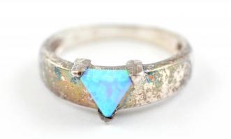 Ezüst(Ag) gyűrű szintetikus kővel, jelzett, méret: 50, bruttó: 2,1 g