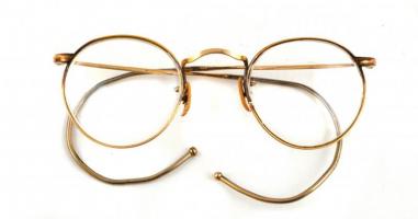 Régi, fémkeretes szemüveg