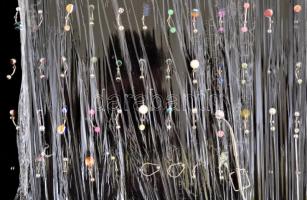 90 db piercing, testékszer táblán