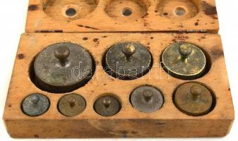 Sárgaréz súlykészlet fa dobozban, kopott