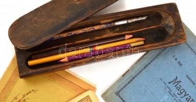 Régebbi tolófedeles fa tolltartó 3 db ceruzával és 1 db tollszárral + 4 db régi beírt iskolai füzet,...