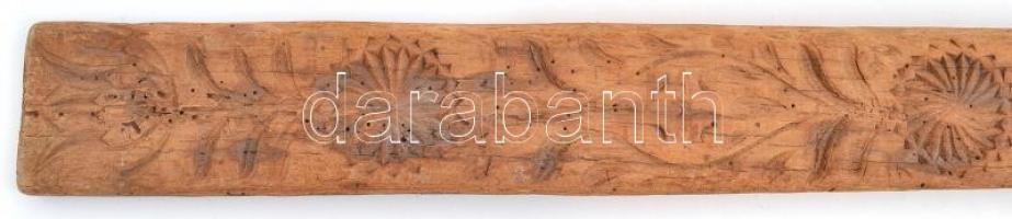 Faragott népi mángorló virágmotívumokkal, h: 70 cm