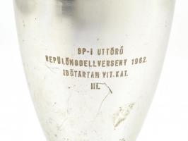 1962 "Bp-i uttörő repülőmodellverseny 1962. időtartam vit. kat. III." fém kupa, m: 19,5 cm...