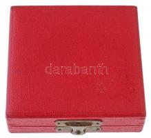 ~1960-1970. "Kiváló Pénzügyi Dolgozó" aranyozott, zománcozott fém jelvény miniatűrrel, ere...