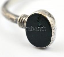 Ezüst(Ag) ásvánnyal (kis sérüléssel) díszített karperec, jelzés nélkül, 4,5×5,5 cm, bruttó,. 9,2 g