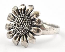 Ezüst(Ag) virágos gyűrű, jelzett, méret: 50, nettó: 3 g