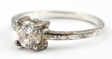 Ezüst(Ag) szoliter köves gyűrű, jelzett, méret: 49, bruttó: 1 g