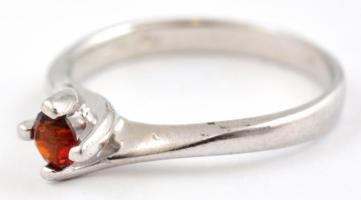 Ezüst(Ag) szoliter köves gyűrű, gránáttal, jelzett, méret: 57, bruttó: 2,1 g