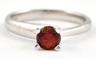 Ezüst(Ag) szoliter köves gyűrű, gránáttal, jelzett, méret: 53, bruttó: 2,5 g