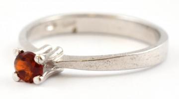 Ezüst(Ag) szoliter köves gyűrű, gránáttal, jelzett, méret: 54, bruttó: 1,9 g