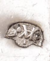 Ezüst(Ag) karkötő, szintetikus kék kővel, jelzett, h: 16 cm, bruttó: 9,4 g