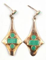 Ezüst(Ag) malachittal díszített fülbevalópár, jelzés nélkül, alján kis hibával, h: 4,5 cm, bruttó: 3,8 g