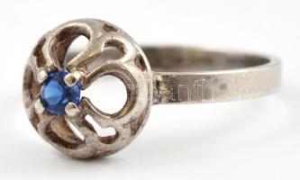 Ezüst(Ag) gyűrű, kék kővel, jelzett, méret: 54, bruttó: 1,9 g