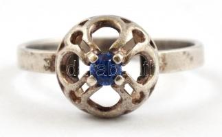 Ezüst(Ag) gyűrű, kék kővel, jelzett, méret: 54, bruttó: 1,9 g