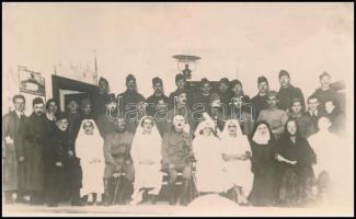 1916 I. Világháborús hadikórház, csoportkép katonákkal és ápolókkal, hátoldalán feliratozott fotó, 10x17 cm