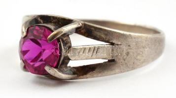 Ezüst(Ag) gyűrű kővel, jelzett, méret: 55, bruttó: 1,9 g