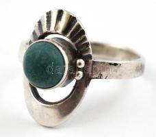 Ezüst(Ag) gyűrű zöld kővel, jelzett, deformációval, méret: 52, bruttó: 2,5 g