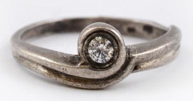 Ezüst(Ag) gyűrű, kővel, jelzett, kis deformációval, méret: 55, bruttó: 3 g