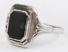 Ezüst(Ag) szögletes fejű gyűrű, fekete kővel, jelzett, méret: 53, bruttó: 3,3 g