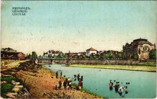 Ungvár, Uzshorod, Uzhhorod, Uzhorod; Ung folyó partja, mosóasszonyok, zsinagóga / Uzh Riverside, washerwomen, synagogue