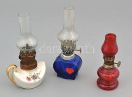 3 db mini petróleum lámpa, egy piros és egy kék üvegtestű, a harmadik Yugoslavia jelzésű porcelán. Mindegyik csorbás, kopottas állapotú