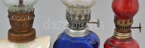 3 db mini petróleum lámpa, egy piros és egy kék üvegtestű, a harmadik "Yugoslavia" jelzésű...