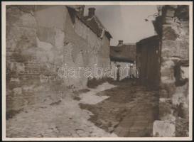 1930. július 29 Tabáni utcarészlet, hátoldalán feliratozott fotó, korábban albumban ragasztva, 8,5x11,5