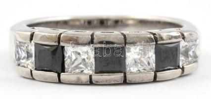 Ezüst(Ag) fekete-fehér köves gyűrű, jelzett, méret: 50, bruttó: 3,8 g