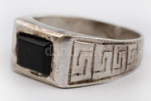 Ezüst(Ag) meander mintás gyűrű, fekete kővel, jelzett, méret: 57, bruttó: 3,8 g