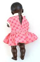 Fekete műanyag baba, ruhában, tarkóján K jelzéssel, kopásnyomokkal, m: 35 cm