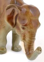 Royal Dux elefánt, kézzel festett, jelzett, apró kopásnyomokkal, m: 12,5 cm