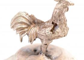 Jáde gömb kakasos fém foglalatban, kakason kis hibával, m: 5,5 cm