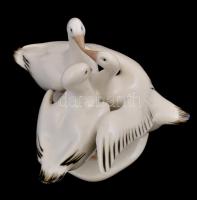 Royal Dux libák, kézzel festett, jelzett, apró kopásnyomokkal, m: 8,5 cm