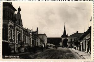 Bánffyhunyad, Huedin; utca, Gál Gyula, Szabó Lajos üzlete, Református templom / street view, shops, Calvinist church