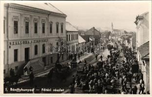 Bánffyhunyad, Huedin; Fő tér télen, Szálloda a Tigrishez, Gál Ferenc üzlete, tömeg / main square in winter, hotel, shops, crowd