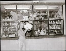Dohány, játék, szuvenír üzlet a Balatonon, 2 db fotónegatív, 6×9 cm