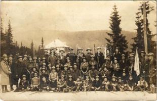 1914 Tátra, Vysoké Tatry; cserkészcsapat csoportképe télen. Hegedűs fényképész / scouts group photo in winter (Rb)