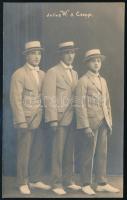 cca 1920 Táncos komikusok (Julius W. & Comp.), fotólap, egyik sarkán kis törésnyom, 13,5×8,5 cm