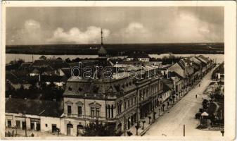 1942 Zenta, Senta; látkép, Lócy László, Bakay János üzlete. Özv. Molnár Sz. Vincéné kiadása / general view, shops, street (gyűrődés / crease)